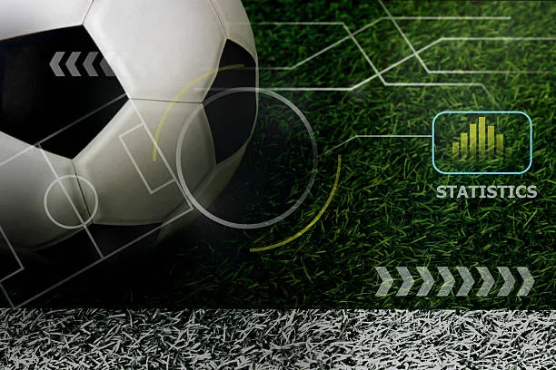 Fotboll på gräsplan med grafiska överlägg som visar statistikvisualisering