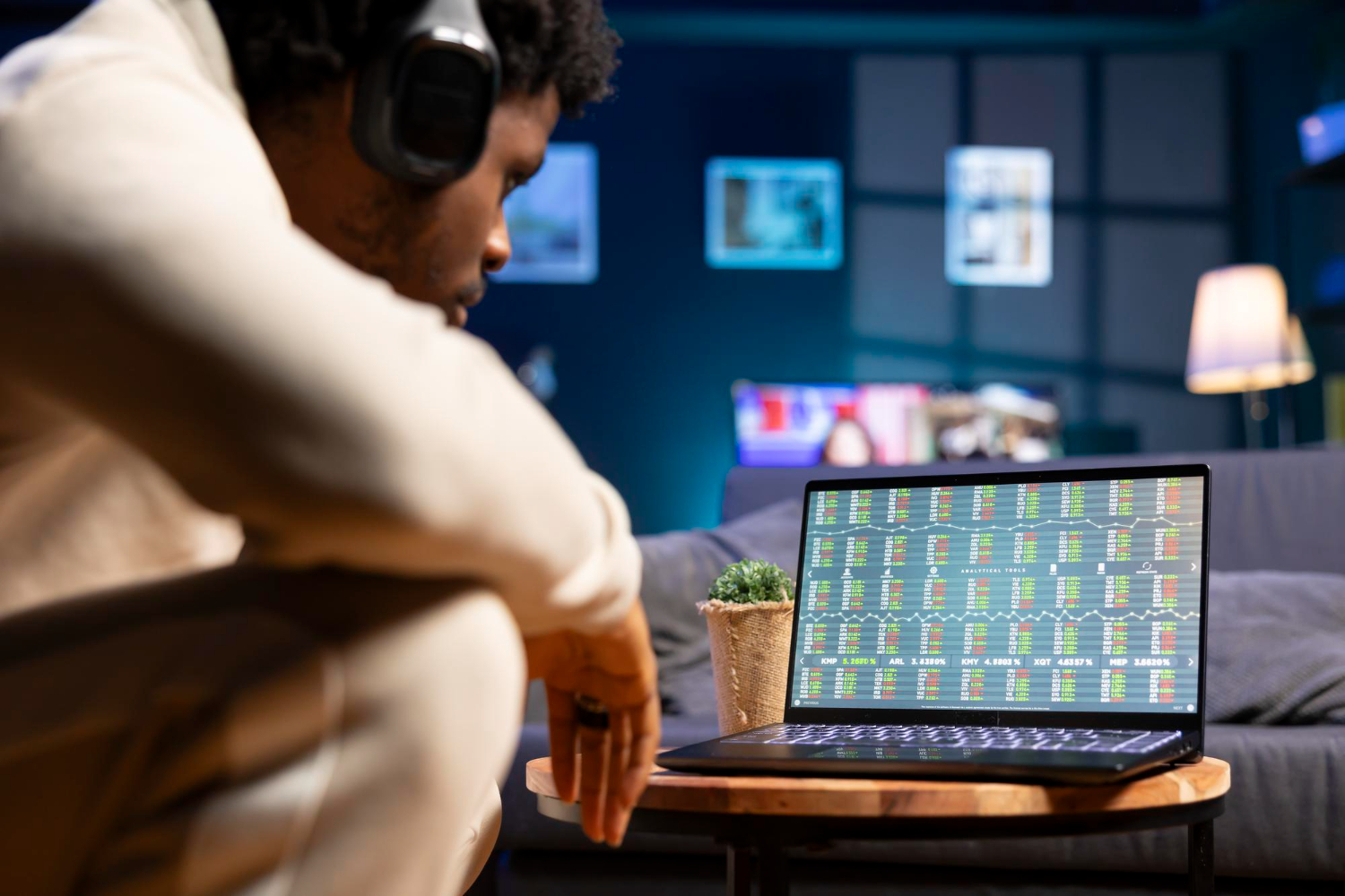Person som studerar odds- och statistikdata på en laptopskärm