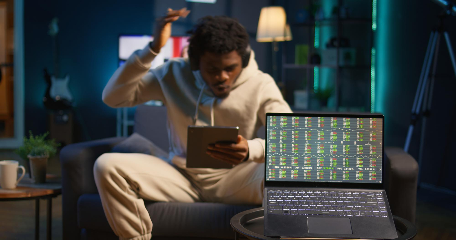 Person som analyserar live-odds och statistik på en laptop i ett mörkt vardagsrum